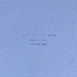 Шкатулка - Бонбоньерка «Античная колесница», фарфор ВЕДЖВУД / WEDGWOOD, Англия, вторая половина ХХ века.