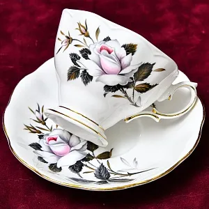 Коллекционная Фарфоровая Чайная пара «Посланница Королевы», ROYAL ALBERT Англия, вторая половина ХХ века.