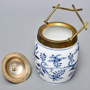 Антикварная Фарфоровая бисквитница - конфетница «Синий лук», Bremer & Liebmann Германия.