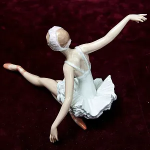Коллекционная Фарфоровая статуэтка «Балерина - Лебединое озеро» Lladro, Испания.