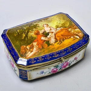 Винтажная Фарфоровая Шкатулка «Свидание в саду», Франция - первая половина ХХ века.