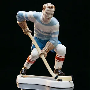 Редкость! Фарфоровая Статуэтка «Хоккеист» ROYAL DUX BOHEMIA, Чехословакия -50-е годы ХХ века.