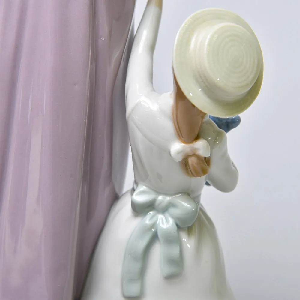 Коллекционная Фарфоровая статуэтка «На прогулке. Дама и девочка», Lladro Испания. 