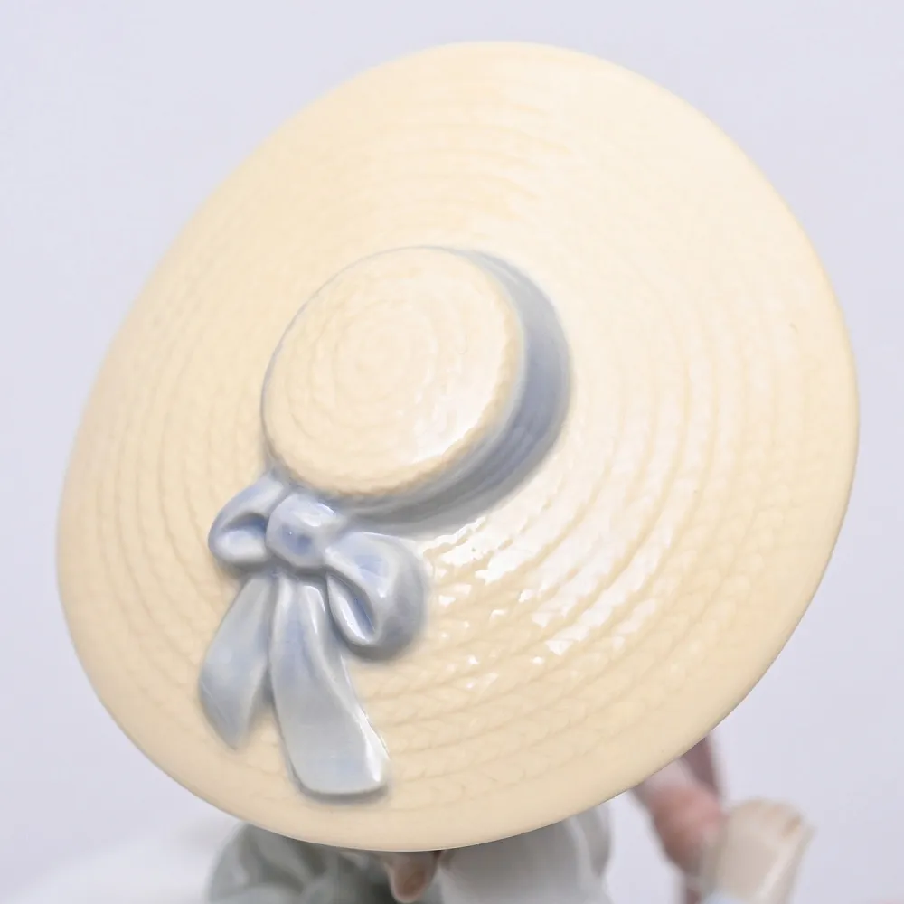 Авторская Фарфоровая статуэтка «Девочка с тележкой цветов и котятами», Lladro Испания.