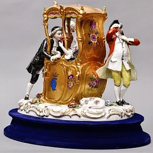 Антикварная Фарфоровая статуэтка «Дама в золотом портшезе», Carl Thieme Германия, 1864 - 1888 годы. 