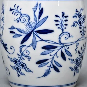 Антикварная Фарфоровая бисквитница - конфетница «Синий лук», Bremer & Liebmann Германия.