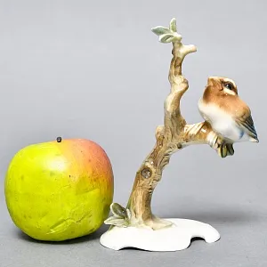 Коллекционная Фарфоровая статуэтка «Птица. Птенец на ветке», Hutschenreuther Германия, 1955 - 1968 годы.