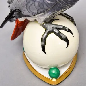 Антикварная Фарфоровая статуэтка «Попугай Жако на шаре», Германия - начало ХХ века.