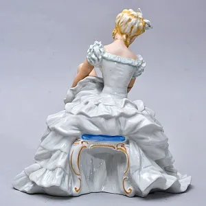Большая Фарфоровая статуэтка «Балерина, завязывающая пуанты», Н-24 см. Schau Bach Kunst  Германия.
