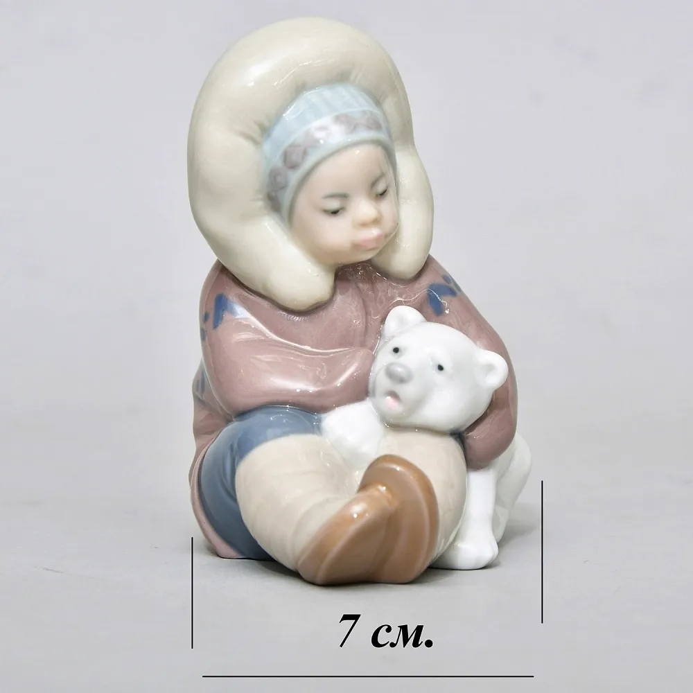 Коллекционная Фарфоровая статуэтка «Мальчик эскимос с медвежонком», Lladro Испания, 1972 - 2007 годы.