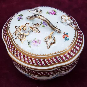 Редкость! Коллекционная Шкатулка-Бонбоньера «Грация» Фарфор SP Dresden Германия.