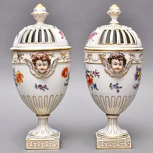 Парные Фарфоровые Вазоны - Вазы с крышками «ПУТТИ», SP Dresden / Potschappel Германия.