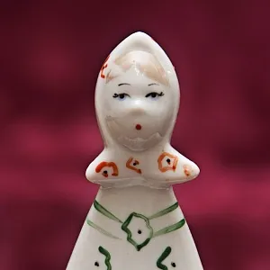 Фарфоровая статуэтка «На заборе», СССР Сысертский фарфоровый завод, 1960 - 1977 гг. 