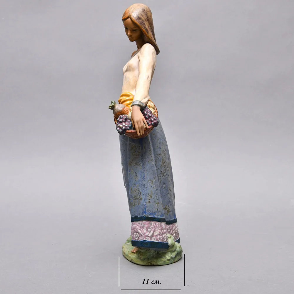 Большая Фарфоровая статуэтка «Девушка с корзиной фруктов», Lladro серия Грес, Испания.