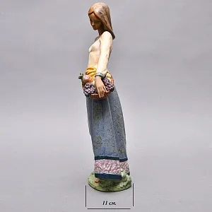Большая Фарфоровая статуэтка «Девушка с корзиной фруктов», Lladro серия Грес, Испания.