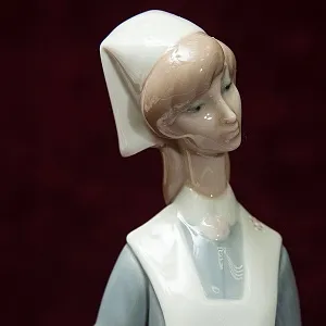 Фарфоровая статуэтка «Молодая Медсестра» из серии «Медицина» Lladro, Daisa, Испания - Н-36 см.
