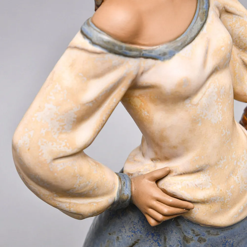 Большая Фарфоровая статуэтка «Девушка с корзиной фруктов», Lladro серия Грес, Испания.