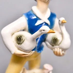 Коллекционная Фарфоровая статуэтка «Мальчик с гусями и поросенком», Karl Ens Германия.