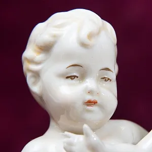 Коллекционная Фарфоровая статуэтка «Путти с мячом», Германия - середина ХХ века. 