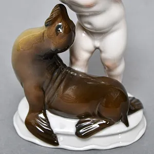 Коллекционная Фарфоровая статуэтка «Мальчик и тюлень», ROSENTHAL Германия, 1943 - 1948 годы.