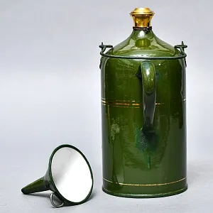Антикварная Канистра для бензина с воронкой - Эмалированный Бидон на 2 литра, Германия начало ХХ века.