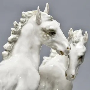 Коллекционная статуэтка «Лошади - Играющие Жеребята», Фарфор Hutschenreuther Германия, 1965 год.