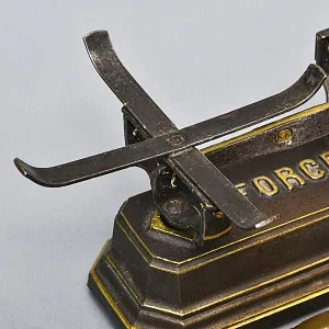 Антикварные Кухонные весы с двумя латунными чашами FОRCE на 2кг. Франция начало ХХ века!