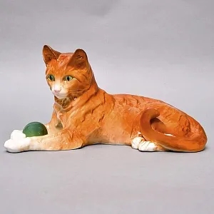 Коллекционная Фарфоровая статуэтка «Кошка с мячом», Sitzendorf Германия, вторая половина ХХ века.
