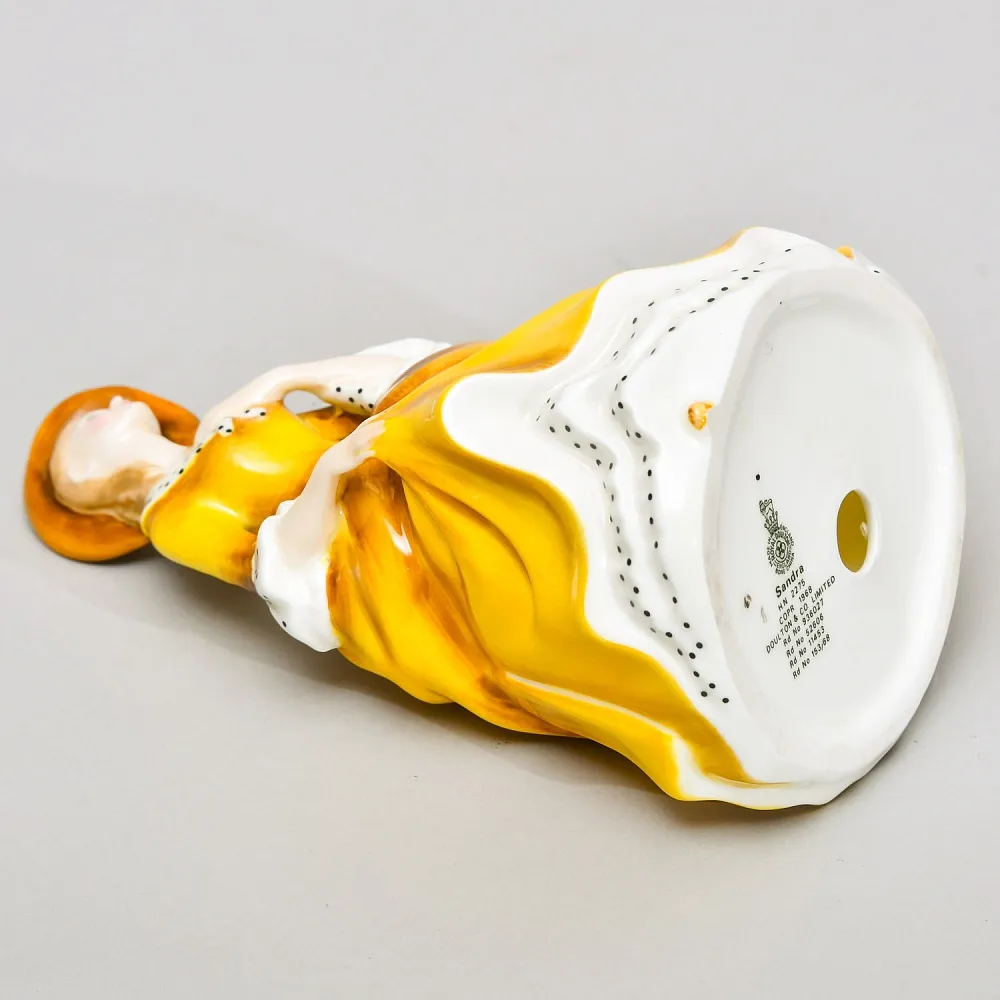 Коллекционная Фарфоровая статуэтка «Девушка в желтом платье. Сандра»,  Royal Doulton Англия.