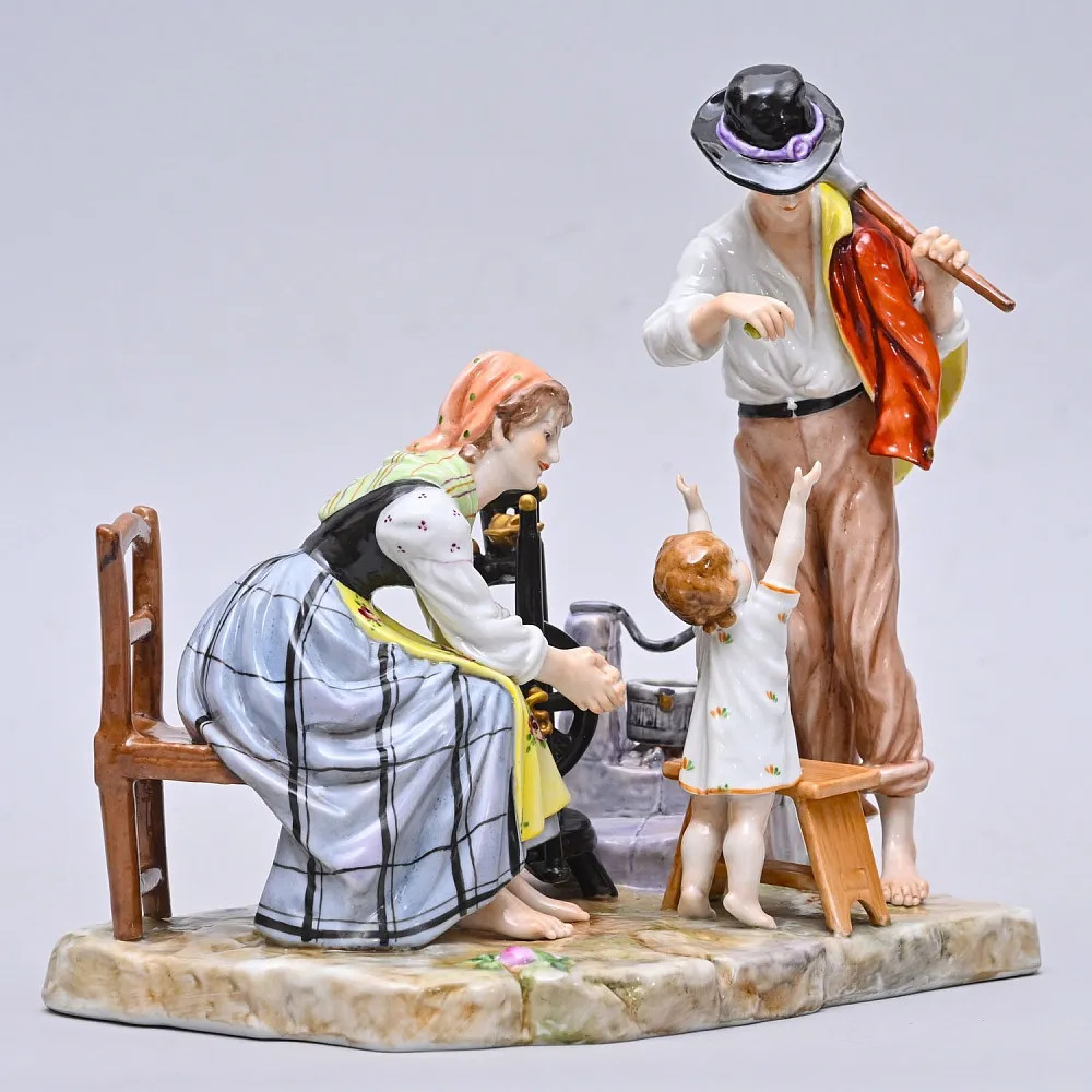 Коллекционная Фарфоровая статуэтка «Папа пришел с работы», VOLKSTEDT Германия, середина ХХ века.