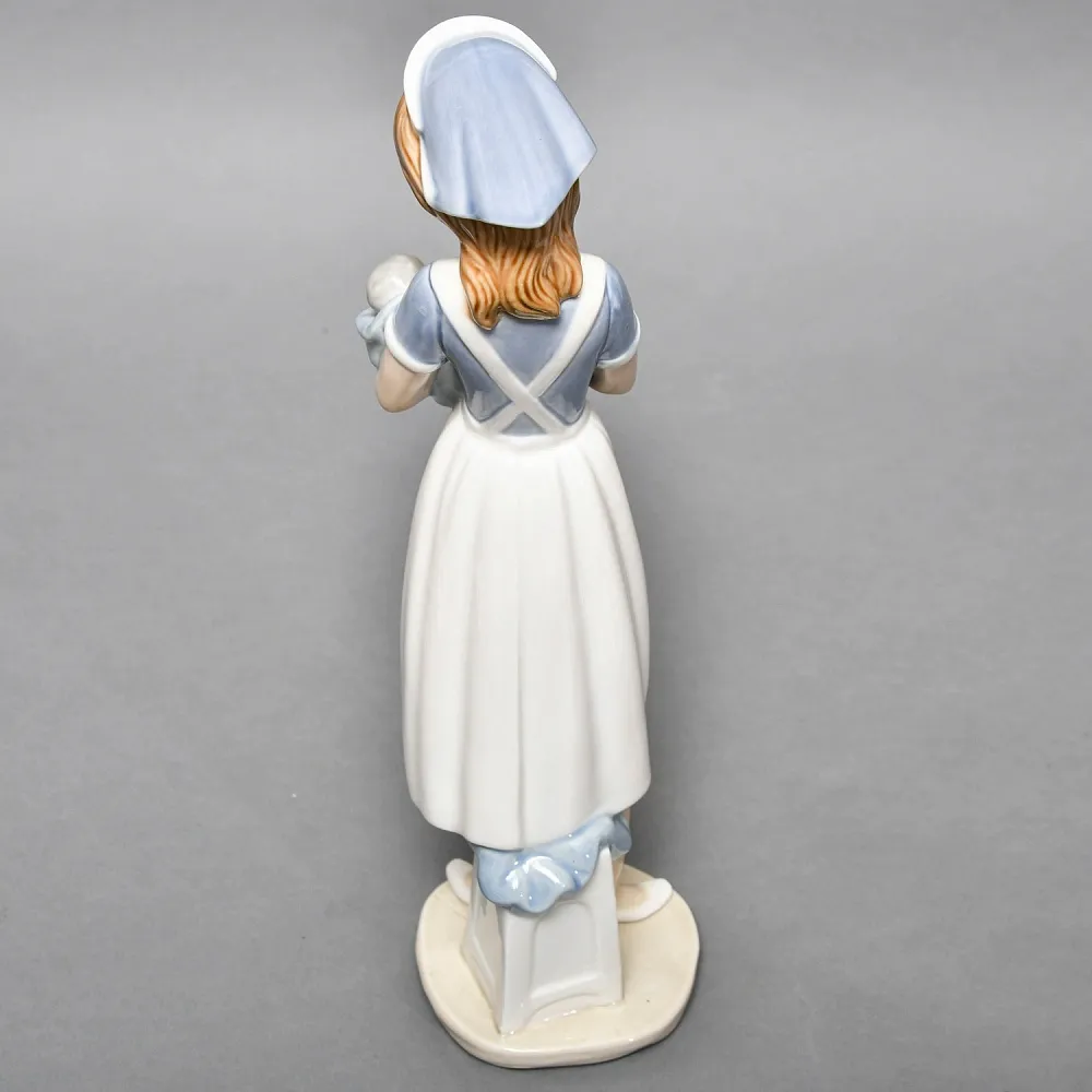 Коллекционная Фарфоровая статуэтка «Медсестра с младенцем», NAO by Lladro Испания.