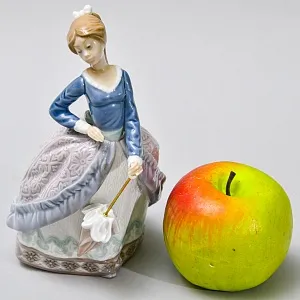 Винтажная Фарфоровая статуэтка "Девочка с зонтиком. Эвита", Lladro Испания - 1983 год.