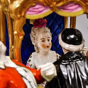 Антикварная Фарфоровая статуэтка «Дама в золотом портшезе», Carl Thieme Германия, 1864 - 1888 годы. 