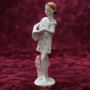 Коллекционная Фарфоровая Статуэтка «Юная помощница», ЛФЗ СССР - 1956 год.