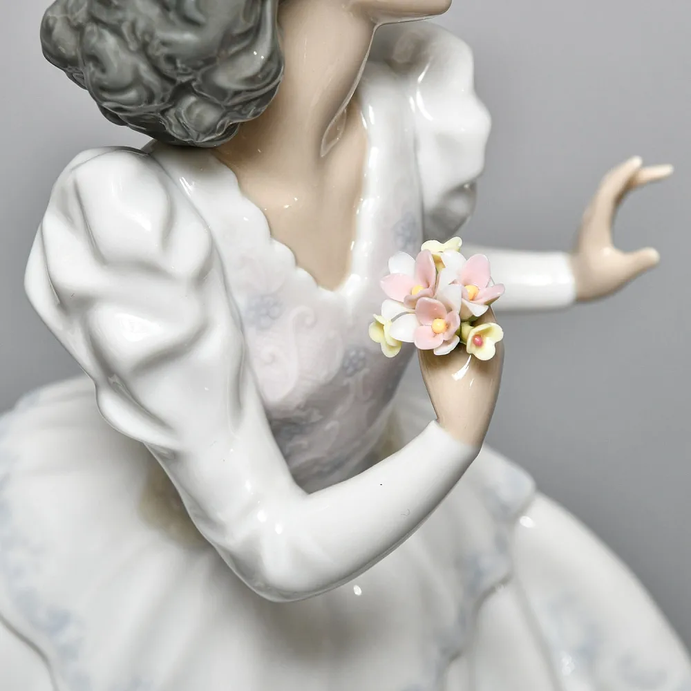 Коллекционная Фарфоровая статуэтка «Девушка в бальном платье», Lladro Испания, 2000 - 2004 годы. 