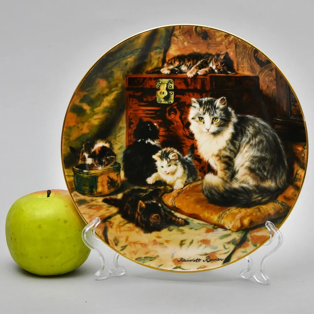 Коллекционная Фарфоровая тарелка «Кошка и котята - Игра в гостиной», W.J.GEORGE США - 1991 год.
