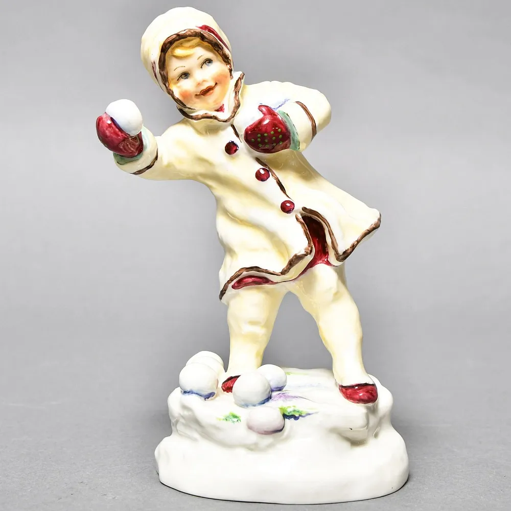 Авторская Фарфоровая статуэтка «Девочка со снежком», Royal Worcester Англия.