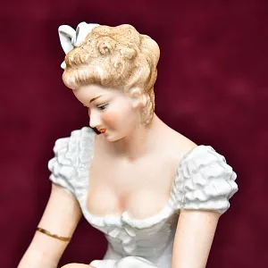 Коллекционная статуэтка «Балерина, завязывающая пуанту», Фарфор WALLENDORF, Германия.