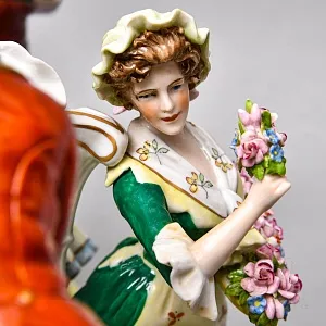 Большая Фарфоровая статуэтка «Дама в паланкине и Цветочница», Scheibe-Alsbach Германия, середина ХХ века.