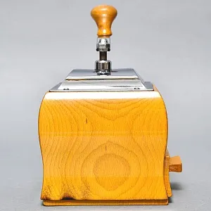Коллекционная ручная механическая кофемолка «PeDe» Голландия, середина ХХ века.