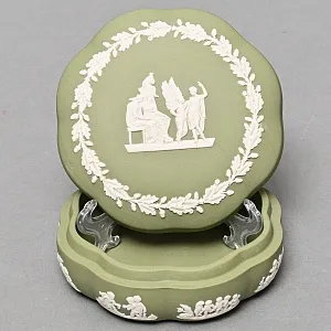 Шкатулка - Бонбоньерка «Античная Греция», фарфор ВЕДЖВУД / WEDGWOOD, Англия, вторая половина ХХ века.