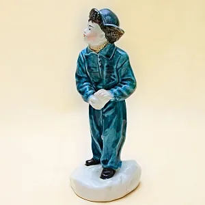 Коллекционная статуэтка «Мальчик со снежком», Фаянс ЗиК Конаково, СССР 50-е годы.