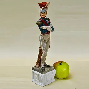 Коллекционная Фарфоровая статуэтка «Офицер» из серии «Армия Наполеона», Capodimonte Италия.