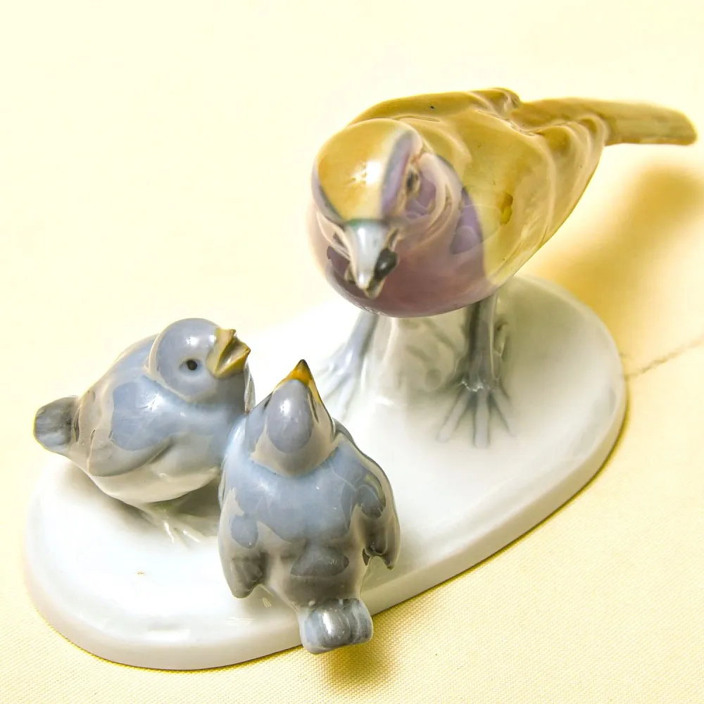 Антикварная Фарфоровая статуэтка «Птица кормит птенцов», Pfeffer Gotta Германия 1882 -1934 год.