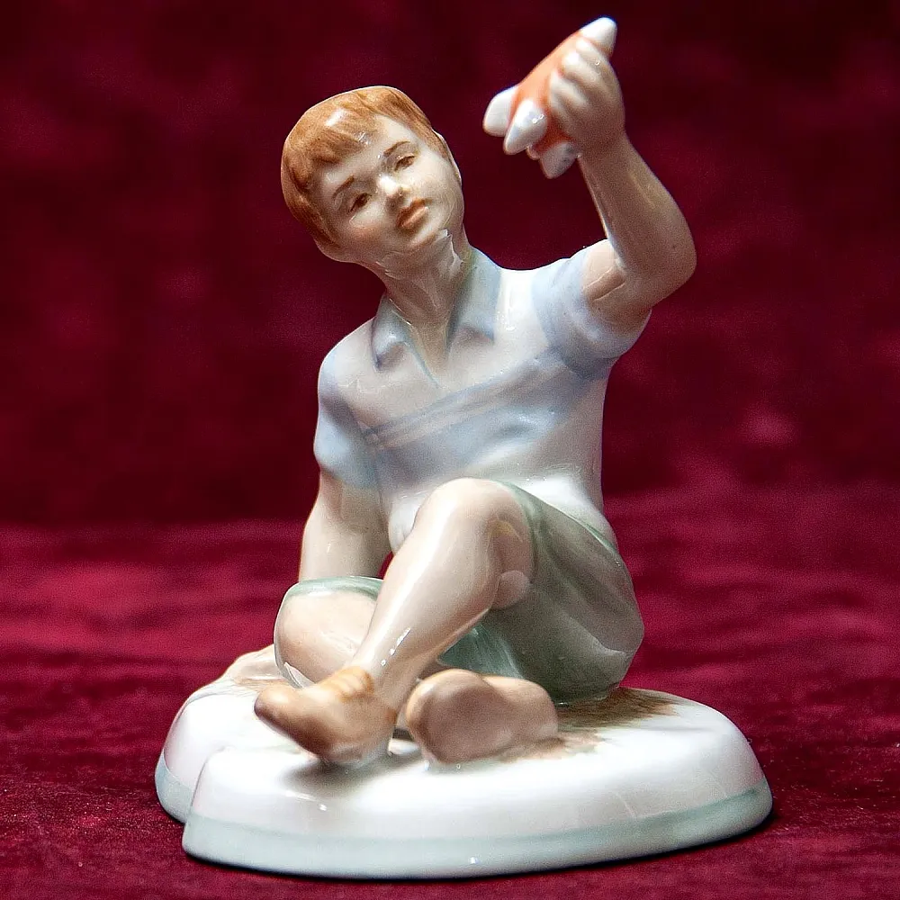 Авторская Коллекционная Фарфоровая Статуэтка «Мальчик с Ракетой», Дулёво Россия.