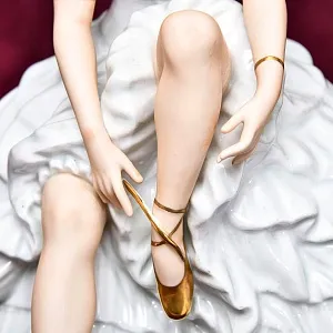 Коллекционная статуэтка «Балерина, завязывающая пуанту», Фарфор WALLENDORF, Германия.