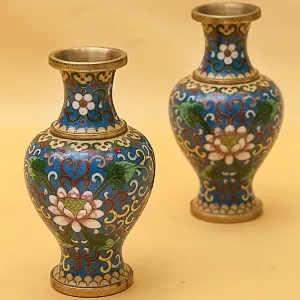Декоративные Небольшие Парные Вазы в технике « Клуазоне» Китай 50 -е годы ХХ века Н -12 см.