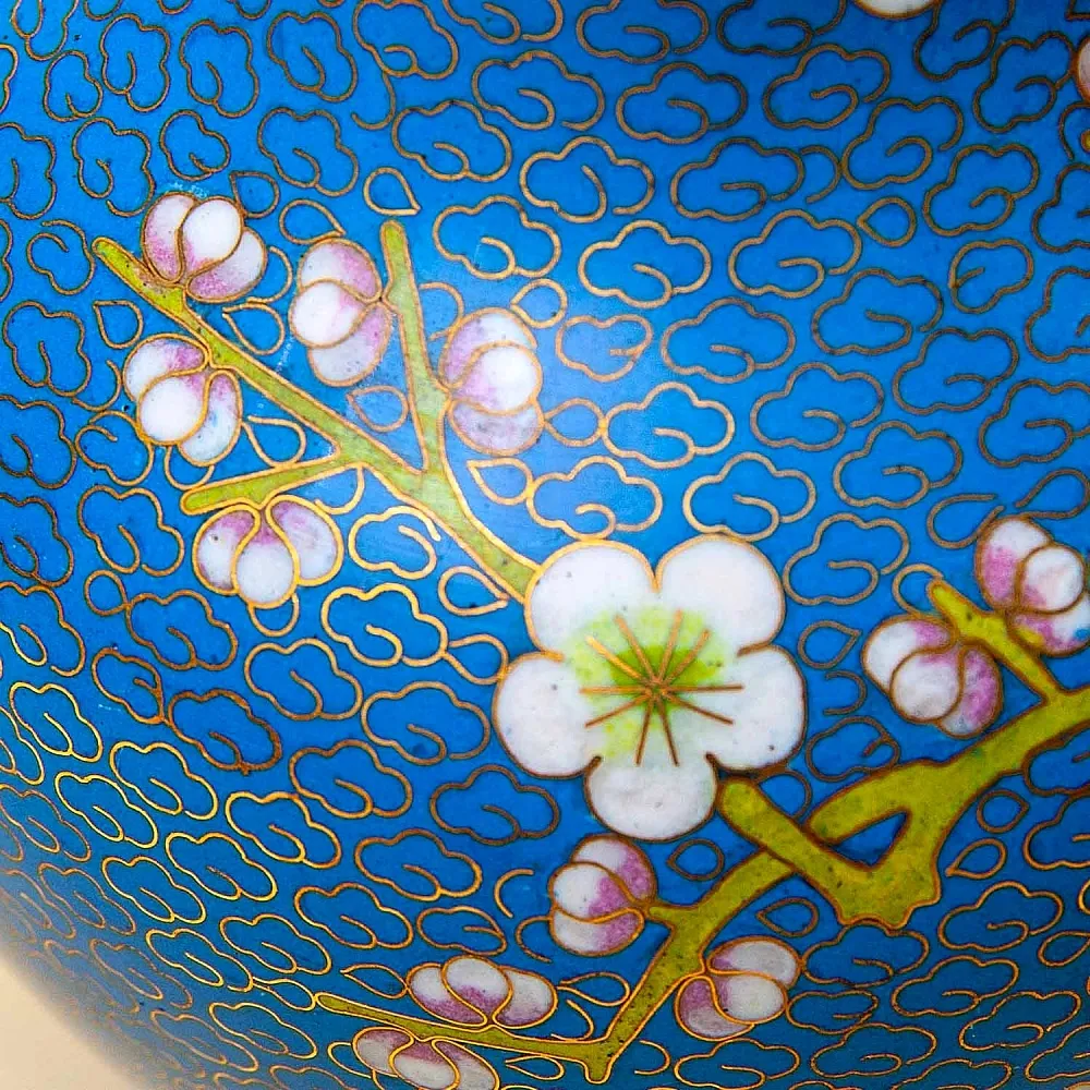 Шикарная Ваза «Сакура в цвету» в технике « Клуазоне» Китай 50 -е годы ХХ века.