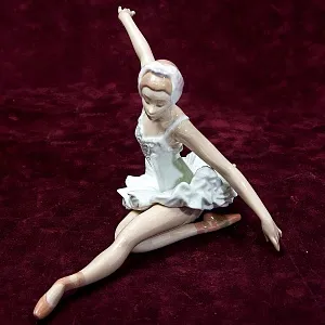 Коллекционная Фарфоровая статуэтка «Балерина - Лебединое озеро» Lladro, Испания.