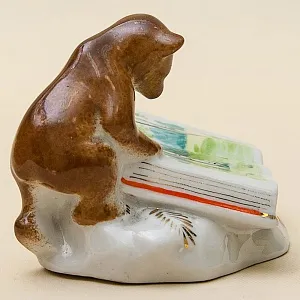 Фарфоровая статуэтка «Медведь с книгой», Октябрьский (Башкирский) фарфоровый завод СССР, 70-е гг.